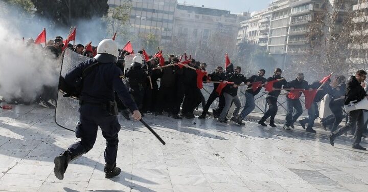 ΕΛΑΣ: 9 πολίτες και 7 αστυνομικοί τραυματίστηκαν στα επεισόδια στην Πλατεία Συντάγματος – 3 συλλήψεις και 14 προσαγωγές