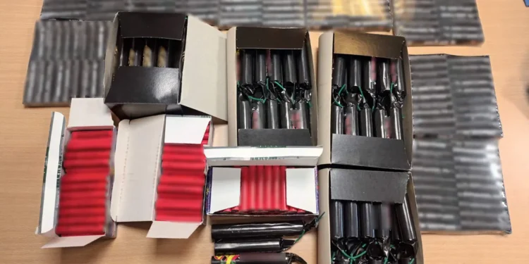 Συνελήφθη 17χρονος για παράνομο εμπόριο βεγγαλικών και κροτίδων