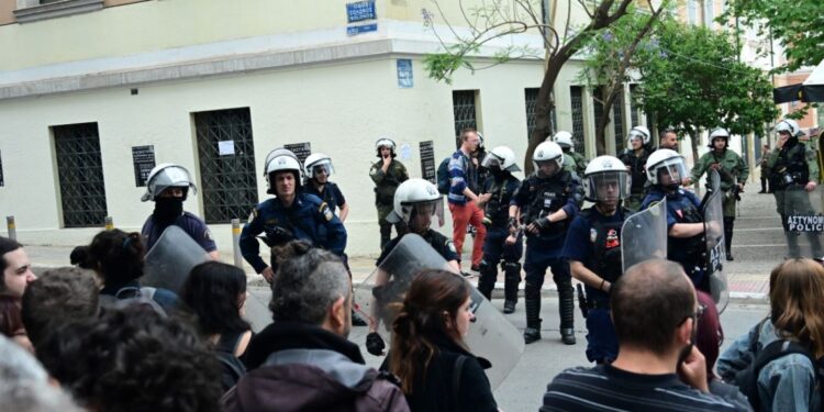 Έληξε η κατάληψη στη Νομική – Ολοκληρώθηκε η επιχείρηση της ΕΛ.ΑΣ