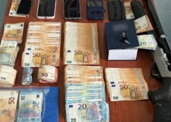 Χαλκίδα: Χειροπέδες στη διευθύντρια της ΔΟΥ και σε άλλους πέντε υπαλλήλους για διαφθορά