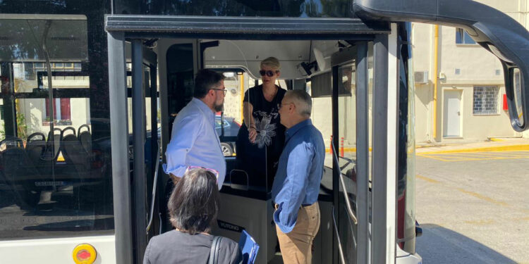 Επίσκεψη του Υφυπουργού Υποδομών Β. Οικονόμου, στο αμαξοστάσιο της Ο.ΣΥ.  Άγ. Ι. Ρέντη