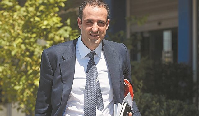 Γρηγόρης Δημητριάδης: Ο άνθρωπος που «κουλάντριζε» τις καταστάσεις, με τείχος προστασίας γύρω απ’ τον πρωθυπουργό