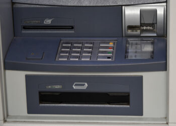 Μενίδι: Καυγάς στο ΑΤΜ – 18χρονος έσπρωξε ηλικιωμένη με αποτέλεσμα να τραυματιστεί στο κεφάλι