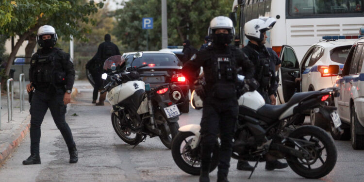 Αμπελόκηποι: Ο 31χρονος που συνελήφθη για την έκρηξη οδηγήθηκε στον εισαγγελέα