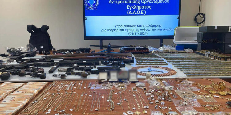 Δυτική Αττική: Κατασχέθηκαν όπλα και εκρηκτικά σε επιχείρηση – 5 συλλήψεις (εικόνες)