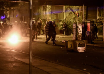 Θεσσαλονίκη: Επίθεση με μολότοφ σε αστυνομικούς έξω από το τουρκικό προξενείο