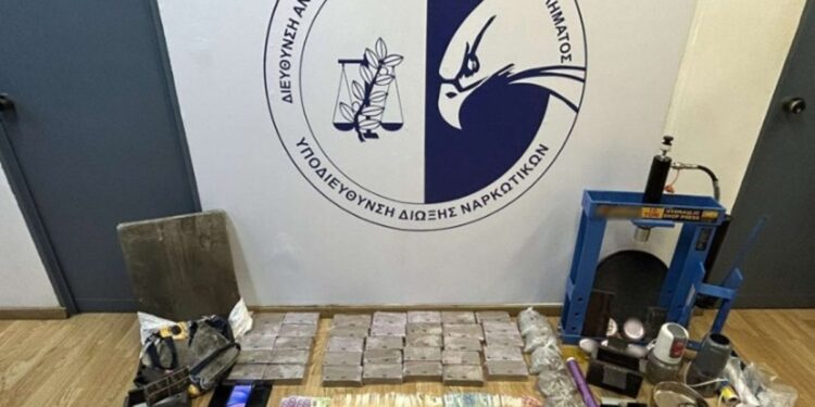 Δυτική Αττική: Συνελήφθησαν 2 μέλη συμμορίας, που προμήθευε ηρωίνη σε μικροεμπόρους