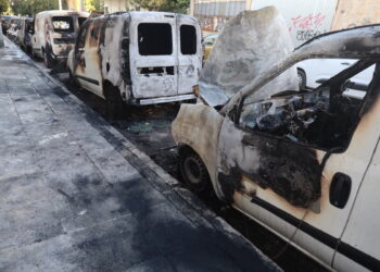 Καλλιθέα: Άγνωστοι πυρπόλησαν οχήματα των ΕΛΤΑ