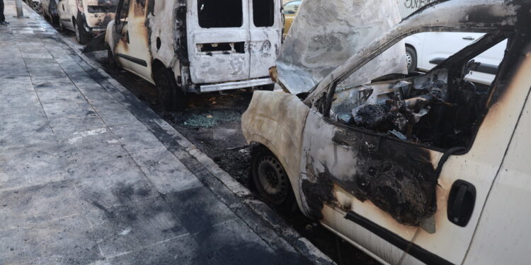 Καλλιθέα: Άγνωστοι πυρπόλησαν οχήματα των ΕΛΤΑ