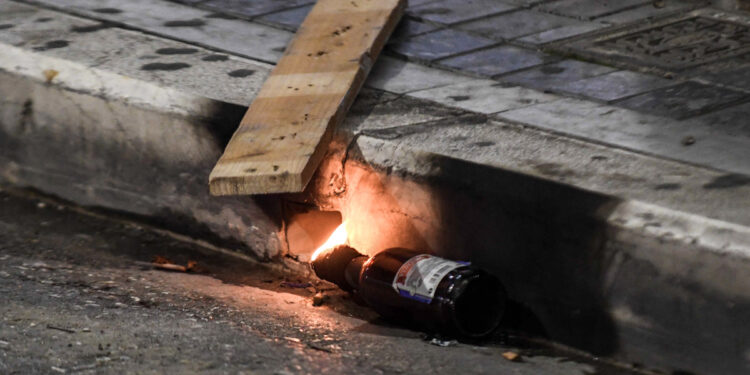 Επίθεση με βόμβα μολότοφ σε μεσιτικό γραφείο στην περιοχή της Ακρόπολης