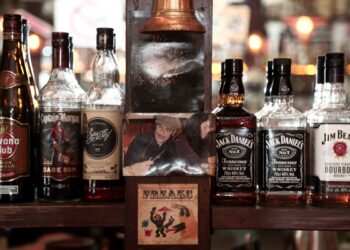 Λαθραία ποτά στην Αττική: Εξαρθρώθηκε συμμορία που διακινούσε “δηλητήριο”