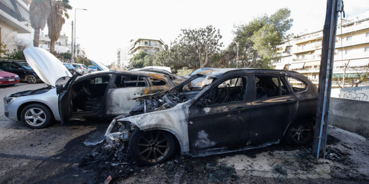Πατήσια: Εμπρηστική επίθεση σε σταθμευμένα οχήματα