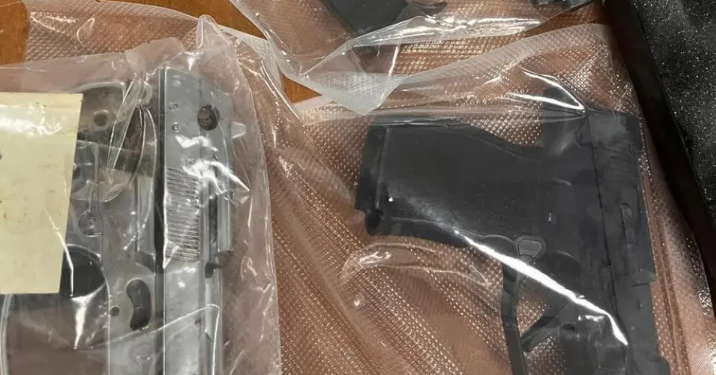 Χανιά: Βρέθηκε ολόκληρο οπλοστάσιο σε σπίτι – Κατασχέθηκαν καραμπίνες, πιστόλια, καλάσνικοφ