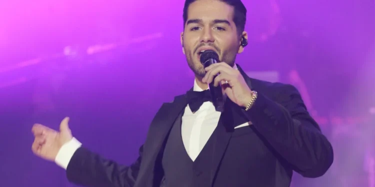 Με χειροπέδες και κουκούλα ο Μάστορας: Η πρώτη δήλωση του τραγουδιστή μετά τη σύλληψη