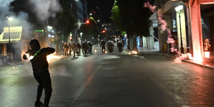 14 άτομα συνελήφθησαν χθες στα επεισόδια στο Σύνταγμα