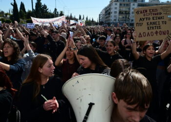 Συλλαλητήριο για τα Τέμπη: Πέντε συλλήψεις – Αποκαταστάθηκε η κυκλοφορία στο κέντρο της Αθήνας