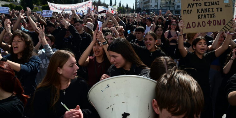Συλλαλητήριο για τα Τέμπη: Πέντε συλλήψεις – Αποκαταστάθηκε η κυκλοφορία στο κέντρο της Αθήνας