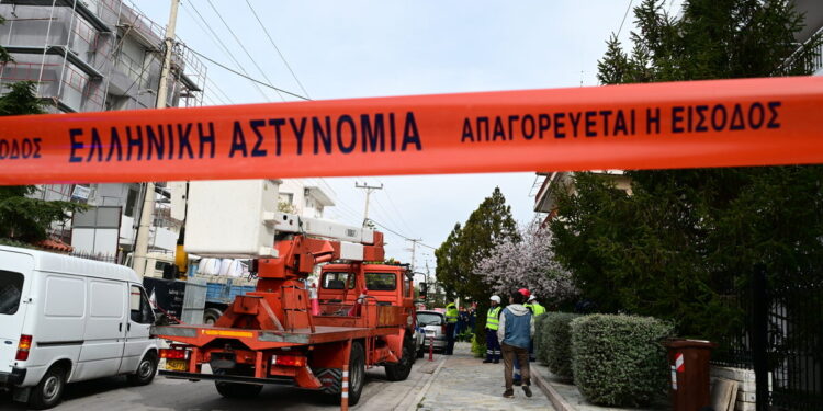 Δύο εργολάβοι συλληφθέντες για το εργατικό δυστύχημα στη Βούλα – Ηλεκτροπληξία η αιτία θανάτου του 28χρονου χειριστή γερανού