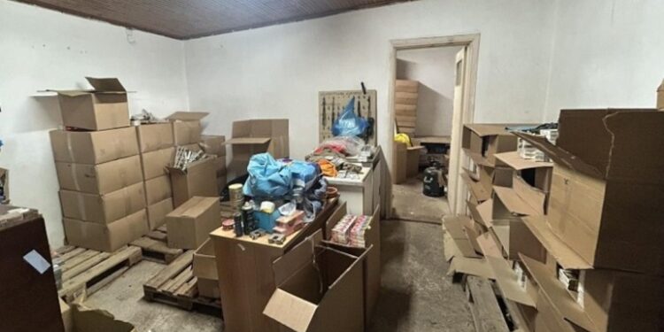 Εξαρθρώθηκε εγκληματική οργάνωση παρασκευής και εμπορίας λαθραίων καπνικών προϊόντων – Συνελήφθησαν 47 άτομα