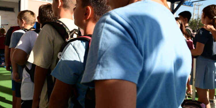 Πετρούπολη: Ξυλοδαρμός δύο μαθητών έξω από λύκειο από εξωσχολικούς