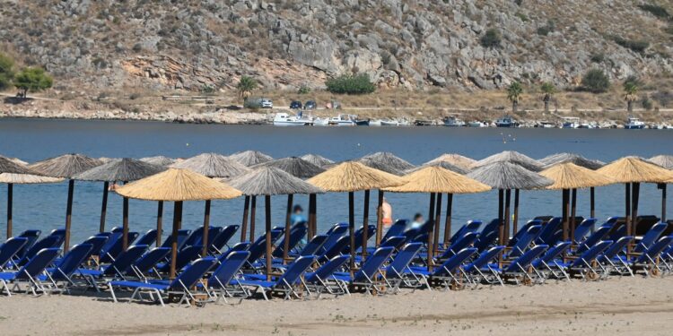 Ανάβυσσος: Πέντε συλλήψεις για παράνομη κατάληψη παραλίας