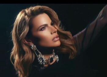 Βίκυ Καρνέζη: Δυναμική επιστροφή με τραγούδι-γροθιά για την αγάπη που πληγώνει