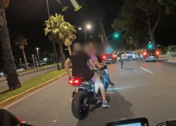 Άγριο μπλόκο στη Βουλιαγμένη: Απόπειρα διαφυγής από μηχανόβιους χωρίς κράνος – Κινδύνεψαν αστυνομικοί