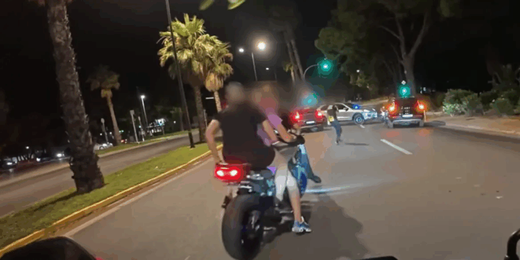 Άγριο μπλόκο στη Βουλιαγμένη: Απόπειρα διαφυγής από μηχανόβιους χωρίς κράνος – Κινδύνεψαν αστυνομικοί