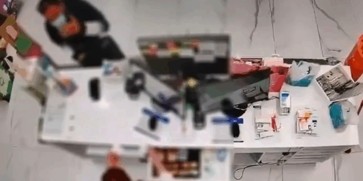 Δάφνη: Απειλούσε τους υπαλλήλους με μαχαίρι και άδειαζε τα ταμεία καταστημάτων