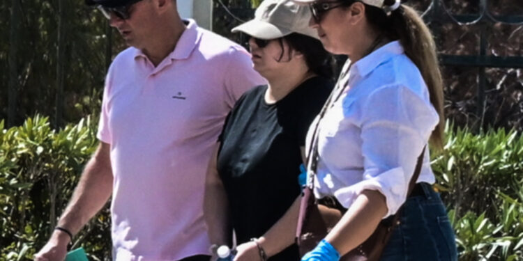 Στα δικαστήρια οδηγήθηκε η 32χρονη Αλγερινή για να απολογηθεί για τη δολοφονία της κόρης της