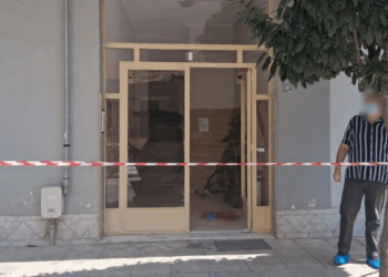 Γυναικοκτονία στον Βόλο: Καβγάδισαν στο διαμέρισμα, την κυνήγησε και τη μαχαίρωσε στην είσοδο της πολυκατοικίας