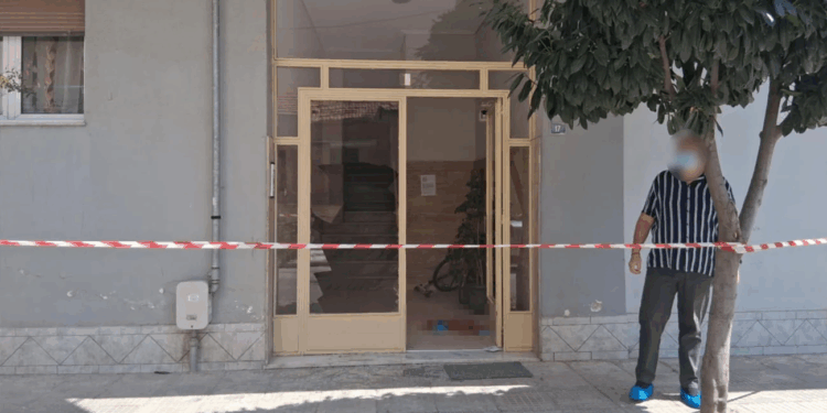 Γυναικοκτονία στον Βόλο: Καβγάδισαν στο διαμέρισμα, την κυνήγησε και τη μαχαίρωσε στην είσοδο της πολυκατοικίας