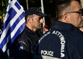 Ένστολοι: Όλες οι αυξήσεις στους μισθούς – Τα ποσά που θα λάβουν – Πότε μπαίνουν στην τράπεζα
