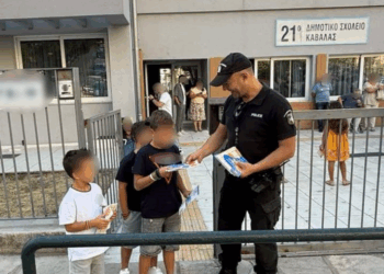 ΑΜΘ: Αστυνομικοί διένειμαν ενημερωτικό υλικό κυκλοφοριακής αγωγής σε σχολεία