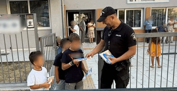 ΑΜΘ: Αστυνομικοί διένειμαν ενημερωτικό υλικό κυκλοφοριακής αγωγής σε σχολεία