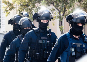 Ένστολοι: Νέο μισθολόγιο – Πόσο θα αυξηθούν οι μισθοί για 151.422 στελέχη