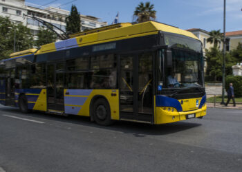 Πειραιάς: Άγρια επίθεση σε οδηγό τρόλεϊ – Τρεις άγνωστοι τον ξυλοκόπησαν μέσα στο όχημα