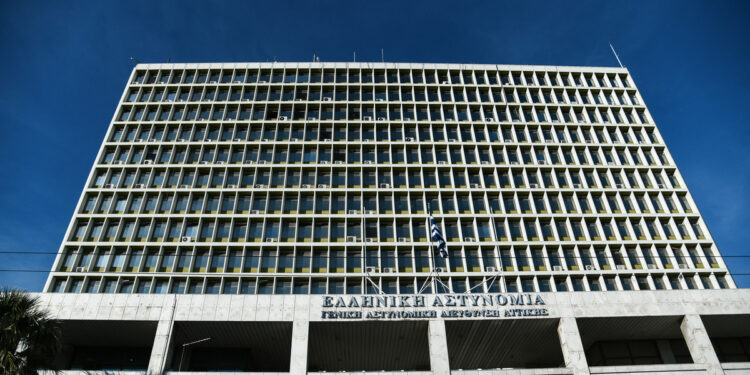 Στη ΓΑΔΑ ο νταής αστυνομικός της Κρατικής Ασφάλειας για τον ξυλοδαρμό της καλλονής πρώην του