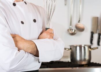 Ποιος είναι ο Έλληνας σεφ που συνελήφθη – Είχε έσοδα 1,3 εκ ευρώ όμως…