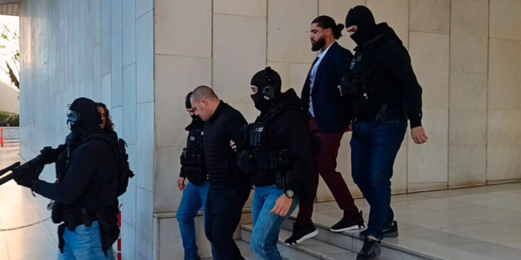 Φοινικούντα: Σύλληψη ανιψιού και φίλου στη Βούλα – Η ζωή στα Νότια Προάστια – Στη Γερμανία για αναψυχή ο τρίτος συνεργός