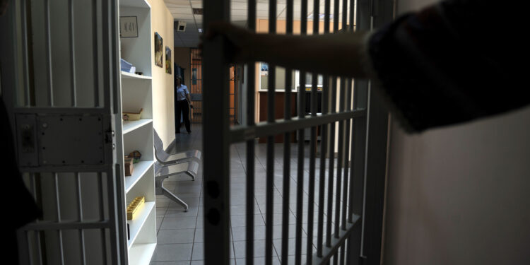 Φυλακές Αγίου Στεφάνου: Έφοδος της ΕΛ.ΑΣ. σε κελιά κρατουμένων – Αυτοσχέδια όπλα, λάμες και δύο συλλήψεις