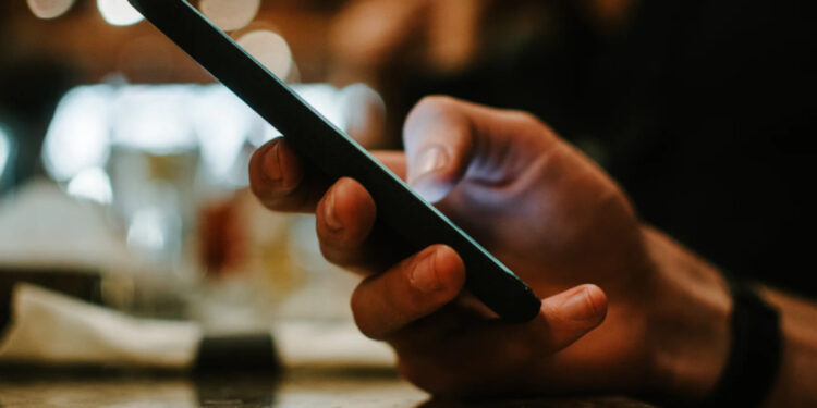 ΠΡΟΣΟΧΗ: Κίνδυνος απάτης με δήθεν μήνυμα για «δωρεάν πακέτο γιορτών»