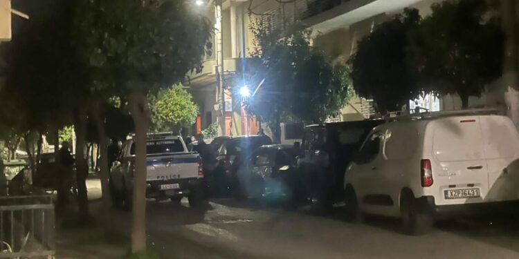 Έκρηξη χειροβομβίδας στον Κορυδαλλό: Ζημιές σε οχήματα και διαμερίσματα – ΦΩΤΟ