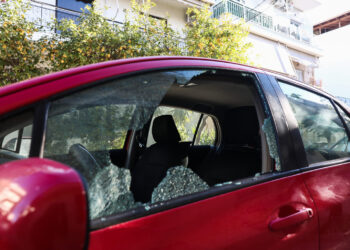 Κορυδαλλός: Τεράστιες ζημιές σε αυτοκίνητα και σπίτια από την έκρηξη – Τι «βλέπει» η Αστυνομία – ΦΩΤΟ