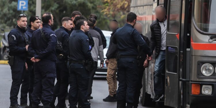 Ξεκίνησε η δίκη του αστυνομικού της Βουλής και της πρώην συζύγου του