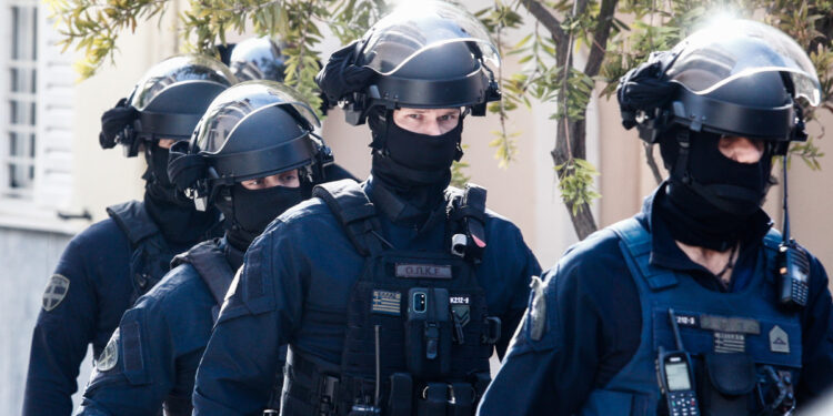 Νέα Πέραμος: Αστυνομική επιχείρηση «σφαίρα» με 7 συλλήψεις – Κατασχέθηκαν τρία κυνηγετικά όπλα