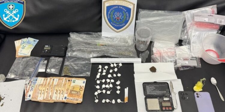 Διπλό «ορμητήριο» ναρκωτικών σε Ραφήνα και Ηλιούπολη – 23χρονος στα χέρια του Λιμενικού με κοκαΐνη και 35 «φιξάκια»