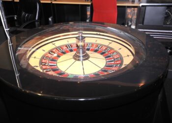 Το νομοσχέδιο για τον παράνομο τζόγο: «Κόφτης» σε γκρίζα links, influencers και internet café