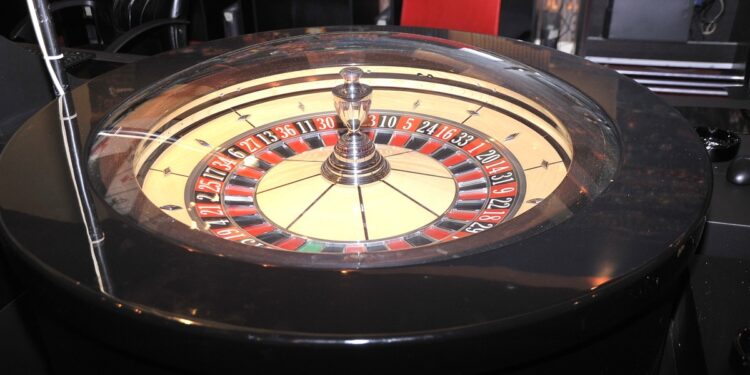 Το νομοσχέδιο για τον παράνομο τζόγο: «Κόφτης» σε γκρίζα links, influencers και internet café