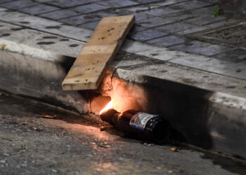 Νύχτα χάους γύρω από το ΑΠΘ: Μολότοφ, φωτιές και πάνω από 300 προσαγωγές – Στο νοσοκομείο ένας αστυνομικός